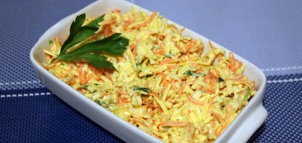 Салат из свежих овощей с колбасным сыром