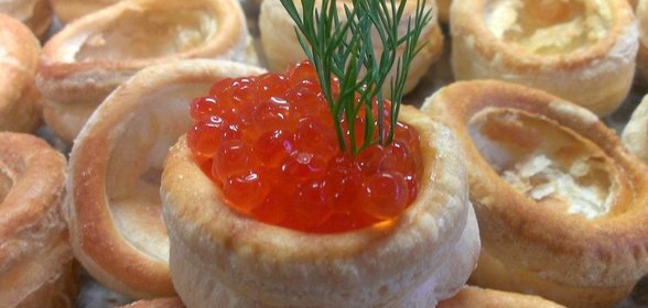 Волованы с икрой и малиновым вареньем