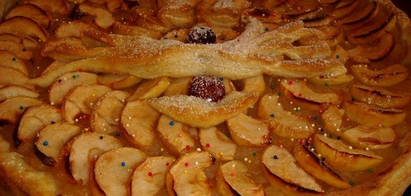 Пирог из слоеного теста с яблочным джемом
