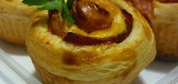 Закусочные розы с кетчупом, хреном и беконом