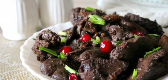 Куриная печень с луком и грецкими орехами