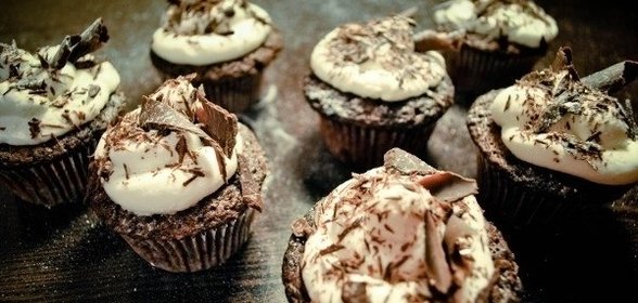 Шоколадные капкейки с вишней