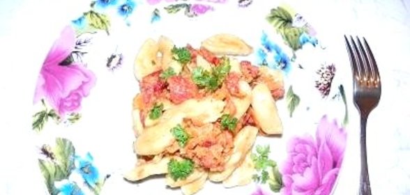 Домашние клецки с соусом из томатов