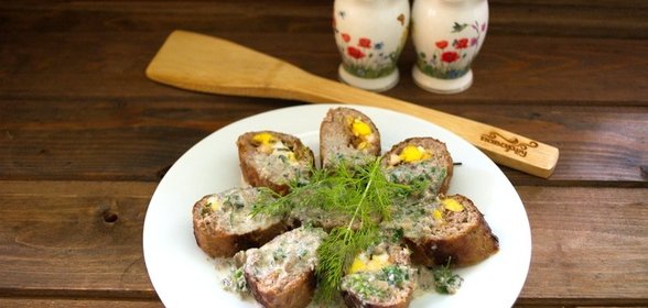Мясной рулет с грибным соусом
