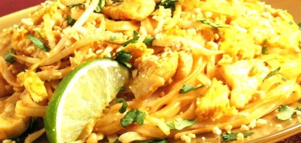 Рисовая лапша с куриным филе и кабачками в арахисовом соусе