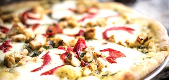 Пицца с курицей и моцареллой