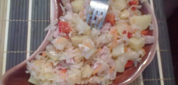 Салат с квашеной капустой и...)))