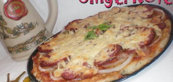 Острая пицца с беконом и луком
