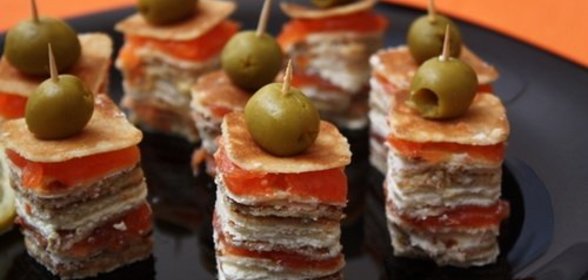 Канапе из блинов на шпажках