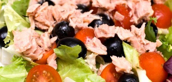 Индонезийский салат из тунца с маслинами