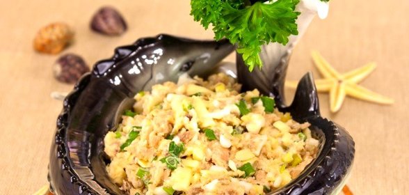 Салат из консервированной горбуши