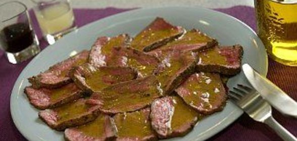 Маринованный ростбиф с майораном, оливковым маслом и горчицей