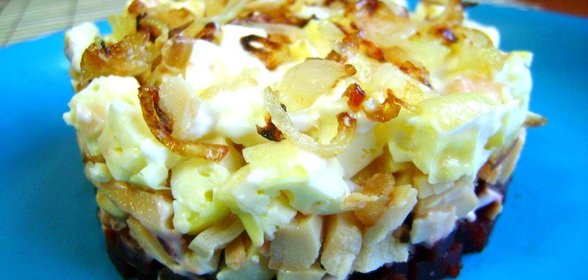 Салат с консервированными кальмарами и свеклой