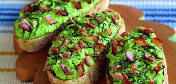 Брускетты с беконом и пюре из зеленого горошка