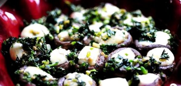 Фаршированные грибы с сыром Бри