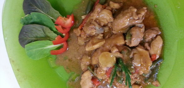 Курица с кокосовым молоком, зеленым карри и овощами