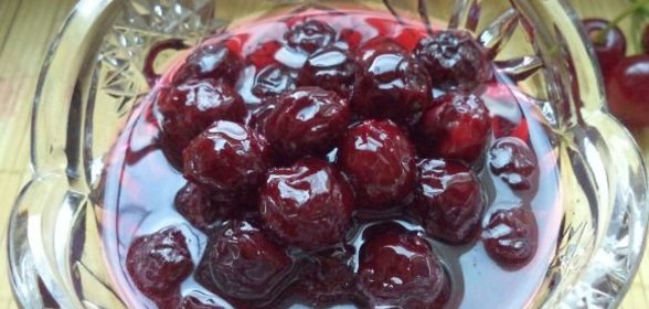 Вишневое варенье с косточками