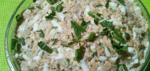 Салат из консервированной рыбы и яиц