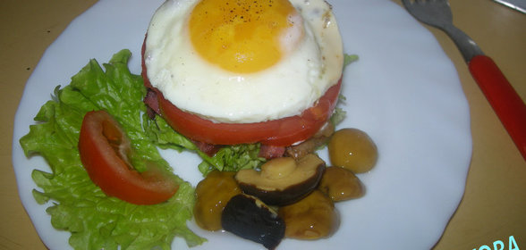 Яичница с беконом и креветками