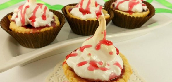 Песочные корзиночки с вишневым джемом и белковым кремом