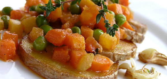 Жареный картофель с овощным рагу и чесноком