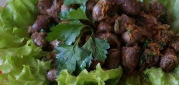 Креветки и телячьи медальоны на деревянных палочках с луком и помидорами