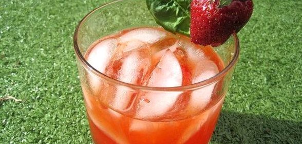 Клубничный коктейль с базиликом