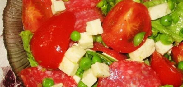 Овощной салат с салями и сыром