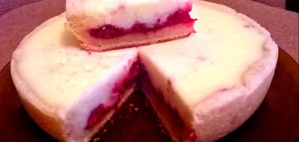 Творожно-песочный пирог с малиной и сметанной заливкой в мультиварке