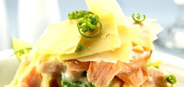 Салат из копченого лосося с мягким сыром, укропом и лимонным соусом