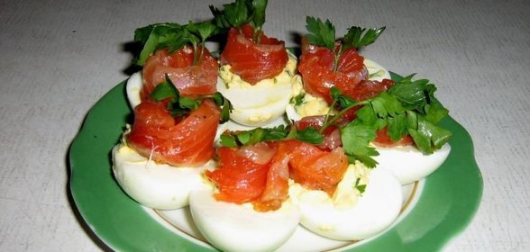 Яйца фаршированные семгой
