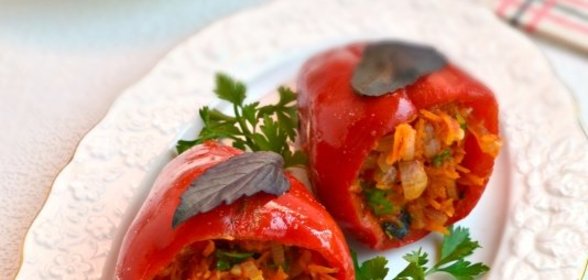 Закуска из сладкого перца, фаршированного луком, морковью и чесноком