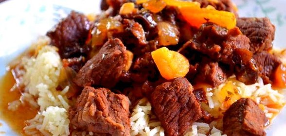 Мясо, тушенное с сухофруктами