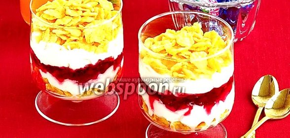 Десерт из сливок с кукурузными хлопьями и брусничным вареньем