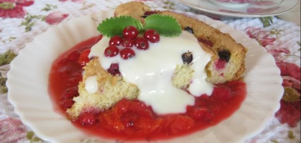 Сочная манная шарлотка с соусами