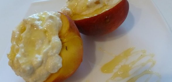 Персики с творогом, медом и кедровыми орешками