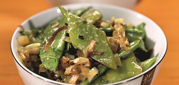 Зеленая фасоль, горошек и порей, жареные с чесноком