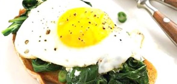 Бутерброды с яичницей, шпинатом и сыром
