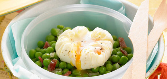 Зеленый горошек с ветчиной и яйцом