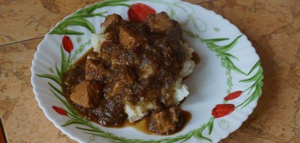 Свинина в соусе из темного пива и яблок