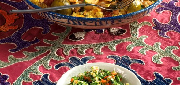 Кускус с курицей, айвой, шафраном, курагой и сушеной вишней