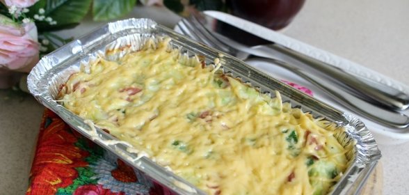 Картофельная запеканка с сосисками и зеленым горошком