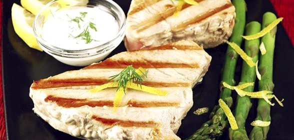 Тунец на гриле с травяным айоли