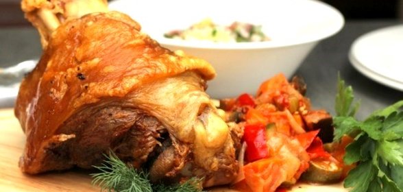 Запеченная свиная рулька с обжаренным картофелем и тушеной квашеной капустой