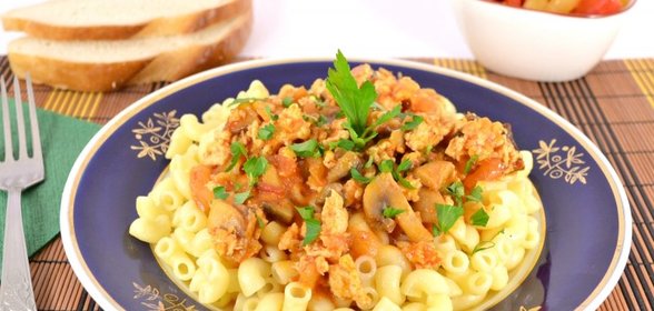 Паста с куриным фаршем и шампиньонами в томатном соусе