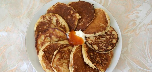 Оладьи из овсянки с абрикосовым вареньем