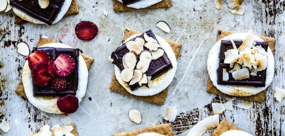 Крекеры с маршмеллоу, шоколадом и клубникой