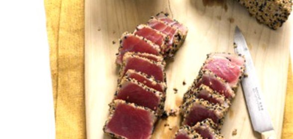 Тунец в панировке из кунжута с соусом из моркови и имбиря