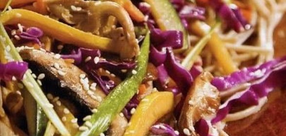 Зелёный сушеный горошек с котлетами из грибов