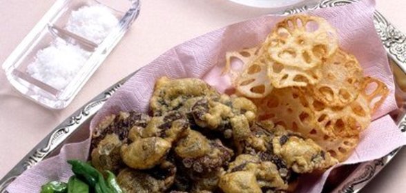 Золотистые грибы в кляре с зеленым луком